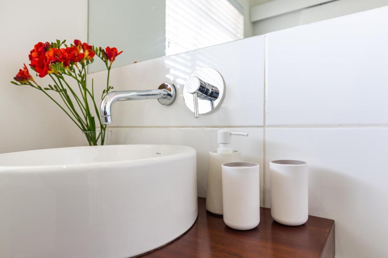 Portswood Mews - Chic White Studio Apartment Green Point Κέιπ Τάουν Εξωτερικό φωτογραφία
